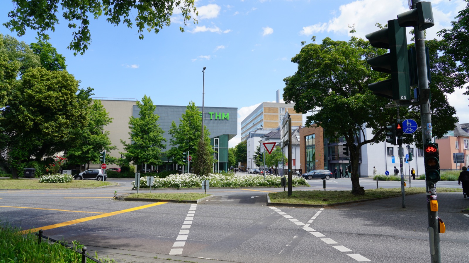 Kreuzung vor dem Gebäude der Technischen Hochschule Mittelhessen